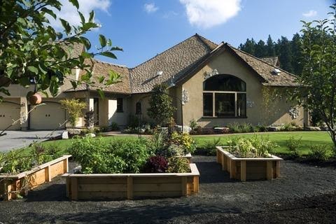 Idées déco pour une façade de maison verte classique de taille moyenne et de plain-pied avec un revêtement mixte et un toit à deux pans.