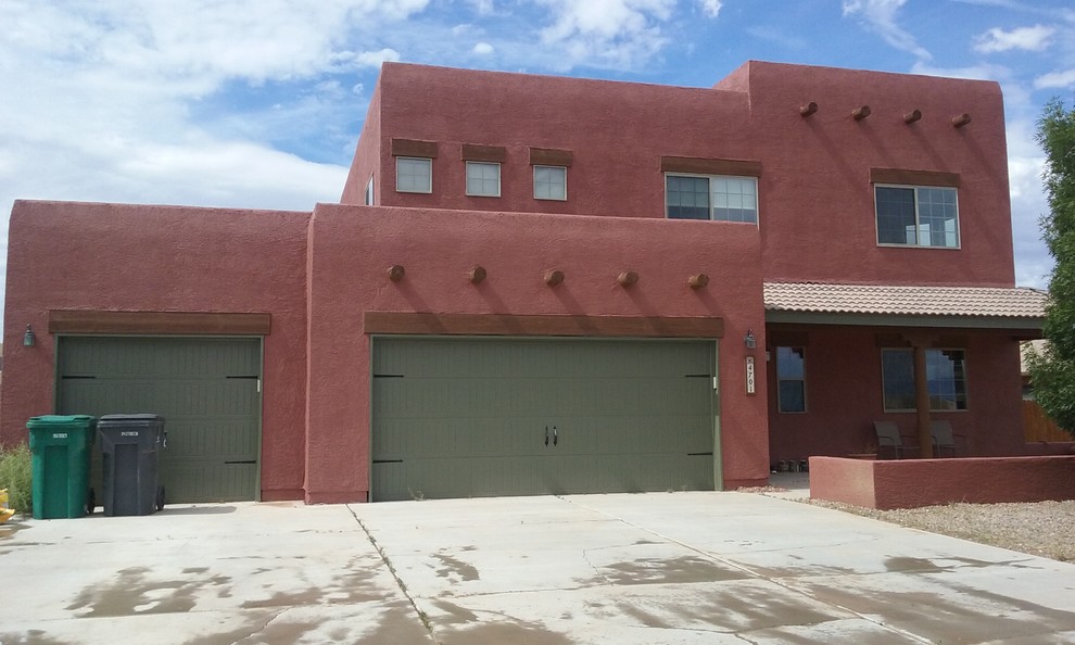 Mittelgroßes, Zweistöckiges Mediterranes Einfamilienhaus mit Putzfassade, roter Fassadenfarbe und Flachdach in Albuquerque