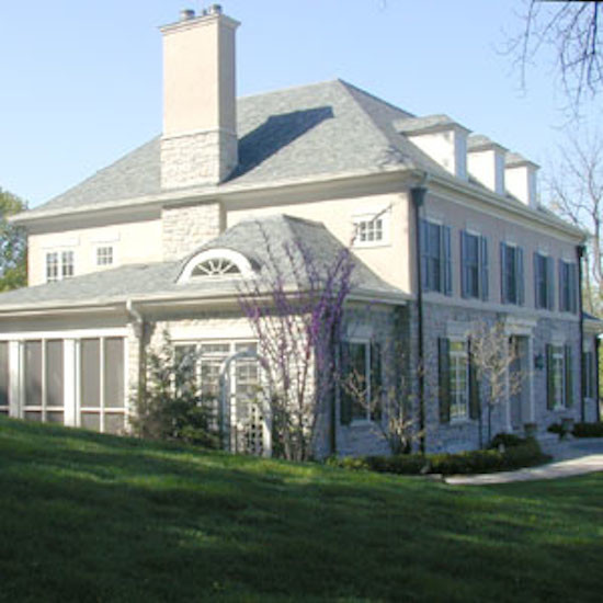 Exempel på ett stort klassiskt beige hus, med tre eller fler plan och tegel