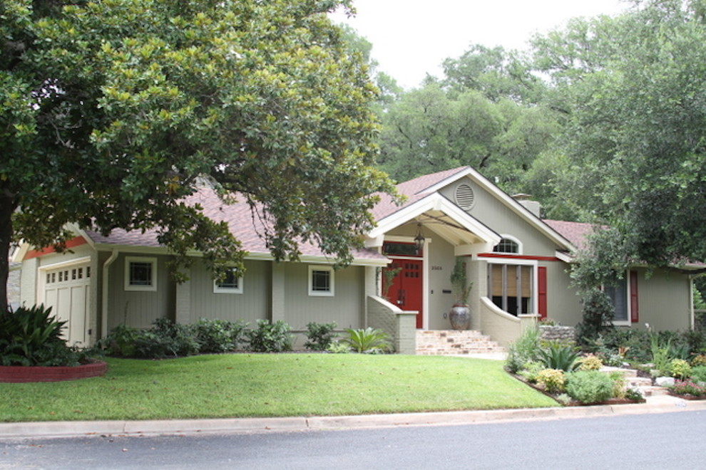 Photo of a small and green traditional bungalow house exterior in Austin with vinyl cladding.