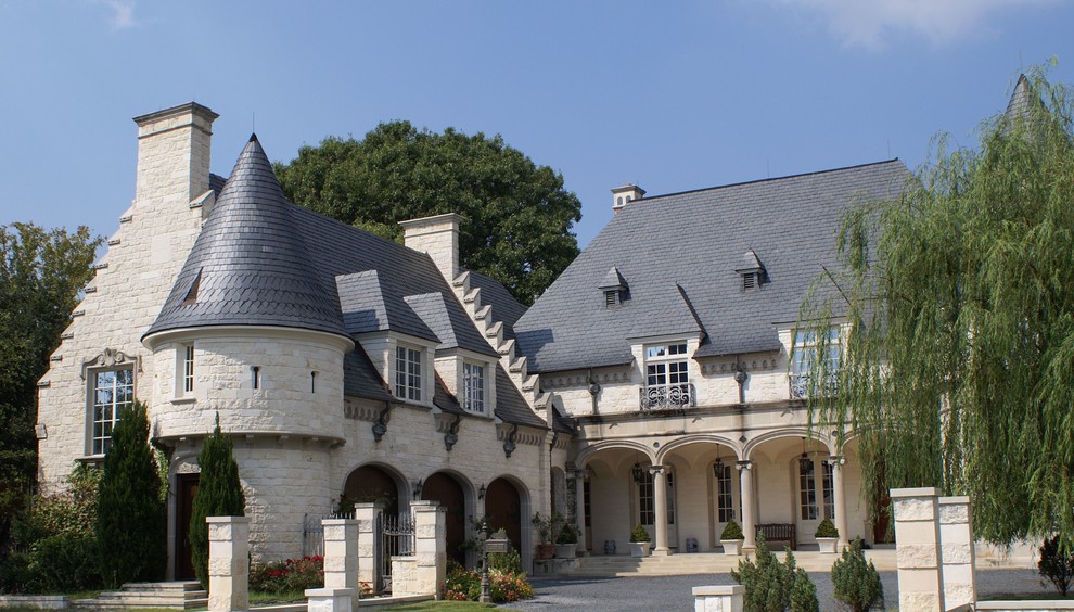 Idée de décoration pour une grande façade de maison beige victorienne en pierre à deux étages et plus avec un toit à quatre pans et un toit en shingle.