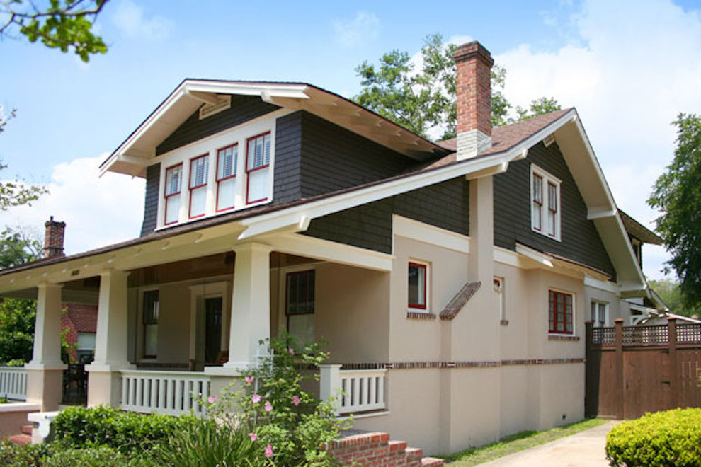 Пример оригинального дизайна: двухэтажный, разноцветный частный загородный дом среднего размера в стиле кантри с комбинированной облицовкой, двускатной крышей и черепичной крышей