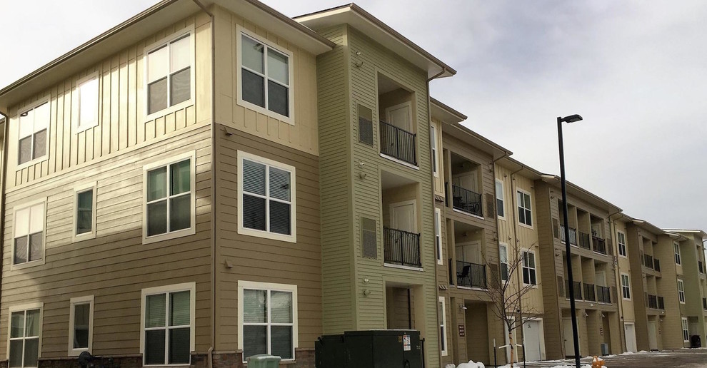 Rustikales Wohnung mit Faserzement-Fassade in Denver