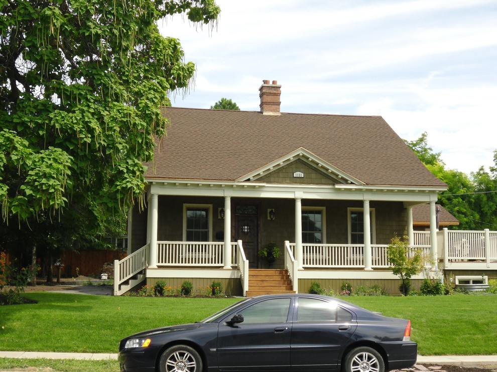 Aménagement d'une petite façade de maison verte classique de plain-pied avec un revêtement mixte et un toit de Gambrel.
