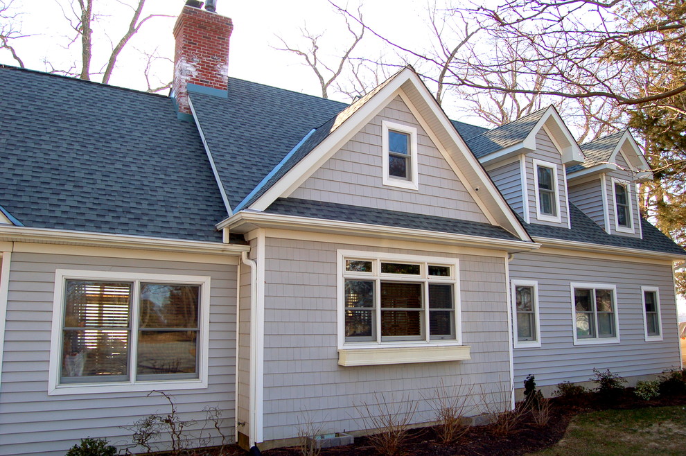 Стильный дизайн: трехэтажный, деревянный, серый дом среднего размера в морском стиле с двускатной крышей - последний тренд