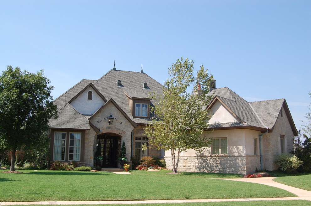 Zweistöckiges Klassisches Einfamilienhaus mit Mix-Fassade, beiger Fassadenfarbe, Satteldach und Schindeldach in Oklahoma City