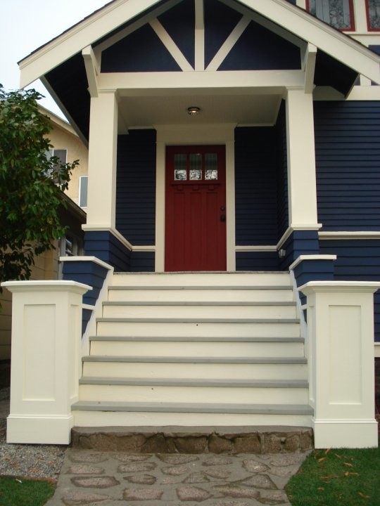 Foto della facciata di una casa grande blu a un piano con rivestimenti misti