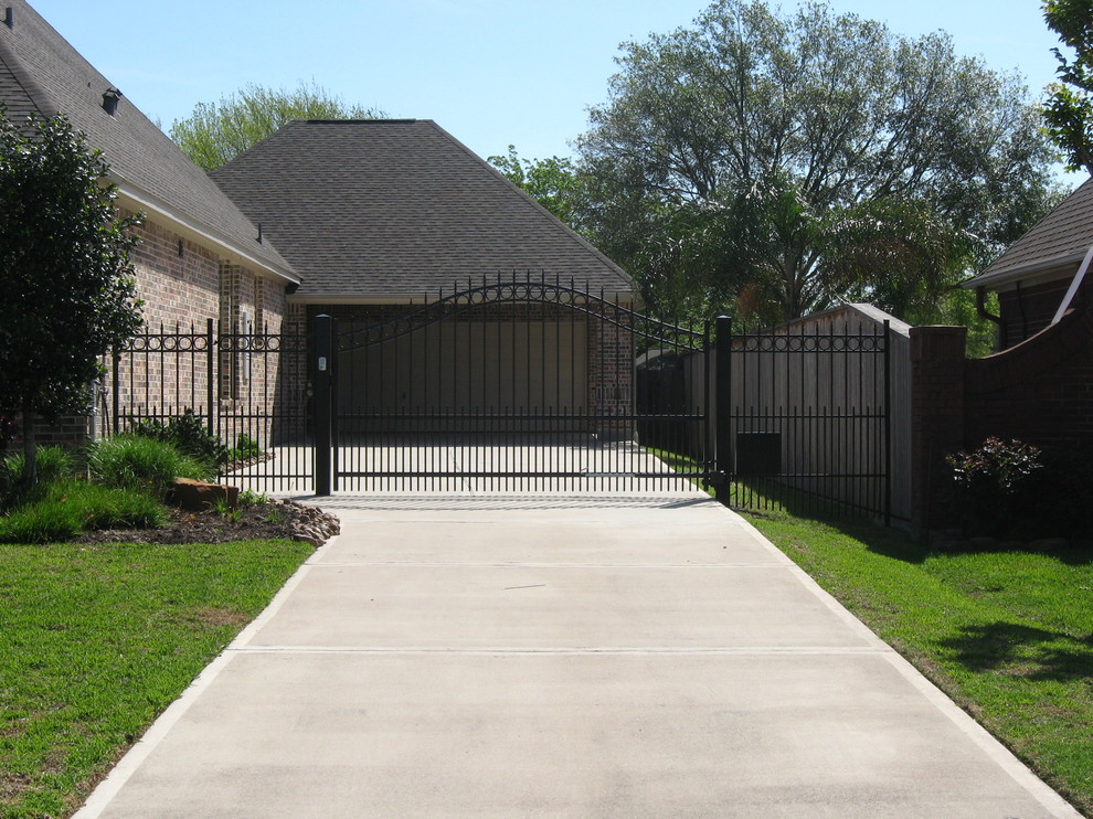 Inspiration for a medium sized and white traditional bungalow house exterior in Houston with vinyl cladding.