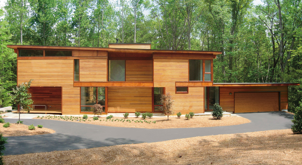 Стильный дизайн: двухэтажный, деревянный частный загородный дом в современном стиле с плоской крышей - последний тренд