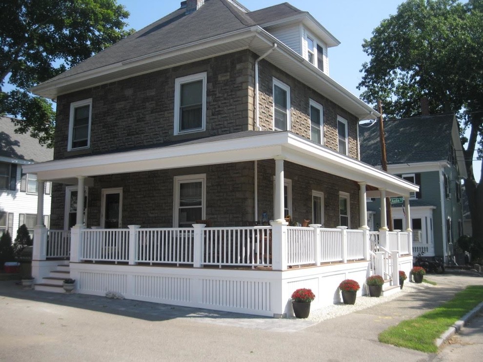 Exemple d'une façade de maison marron chic en béton de taille moyenne et à un étage avec un toit à quatre pans et un toit en shingle.
