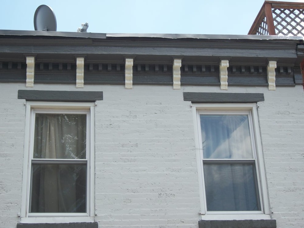 Inredning av ett klassiskt mellanstort vitt lägenhet, med två våningar, tegel och platt tak