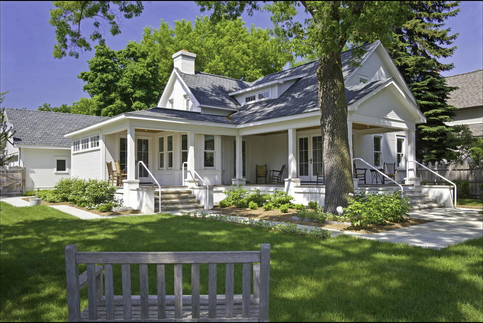 Foto de fachada de casa blanca tradicional de tamaño medio de dos plantas con revestimiento de madera, tejado a dos aguas y tejado de teja de madera