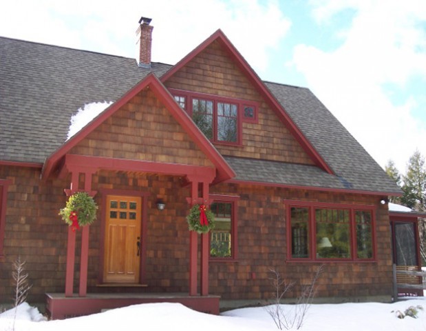 Mittelgroße, Zweistöckige Rustikale Holzfassade Haus mit brauner Fassadenfarbe und Satteldach in Boston