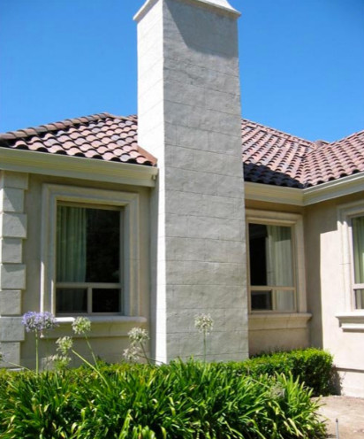 Idee per la villa beige classica a un piano di medie dimensioni con rivestimento in pietra, tetto a padiglione e copertura a scandole