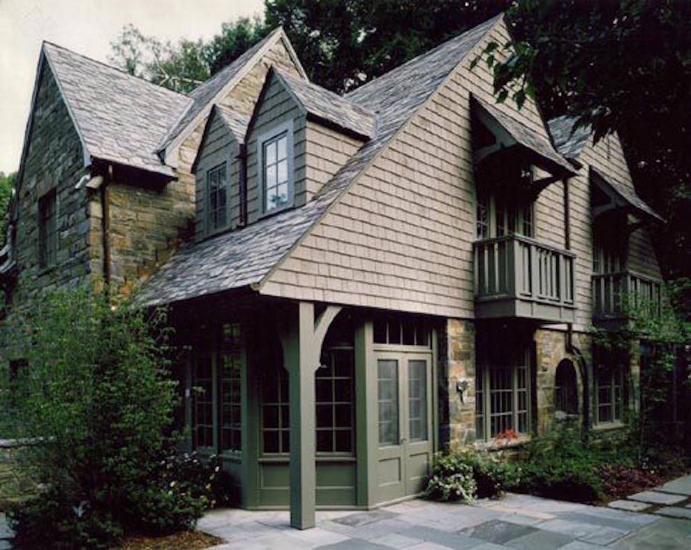 Modelo de fachada verde tradicional renovada de tamaño medio de dos plantas con revestimientos combinados y tejado a dos aguas