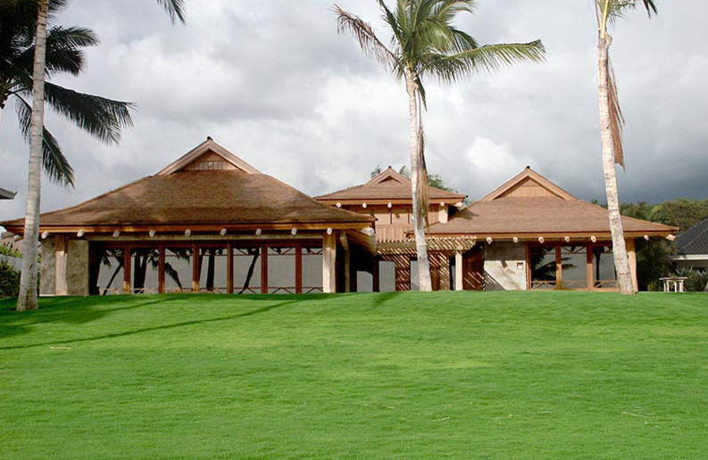 Idee per la villa grande marrone tropicale a un piano con rivestimenti misti e tetto a capanna