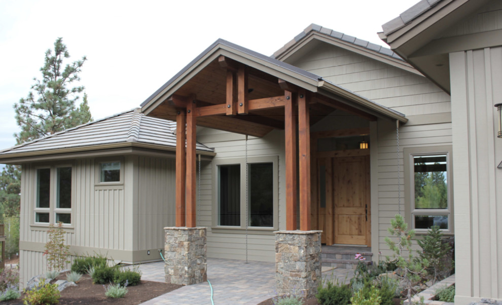 Diseño de fachada de casa gris rural de tamaño medio a niveles con revestimiento de madera, tejado a dos aguas y tejado de teja de madera