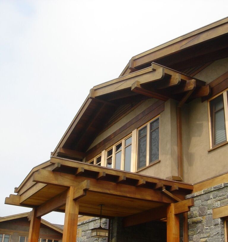 Ejemplo de fachada beige de estilo americano grande de dos plantas con revestimientos combinados y tejado a dos aguas