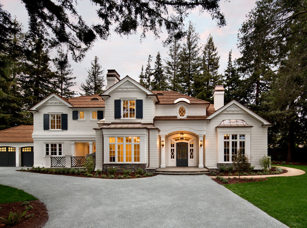 Idée de décoration pour une façade de maison blanche tradition en bois à un étage.