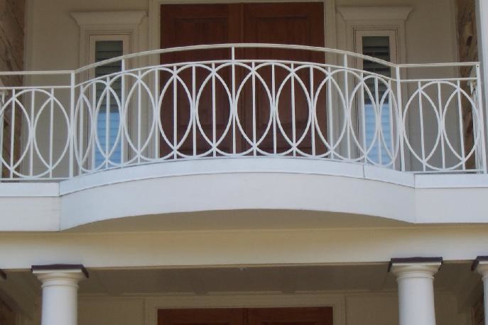 Ejemplo de fachada blanca clásica de tamaño medio de dos plantas con revestimiento de estuco