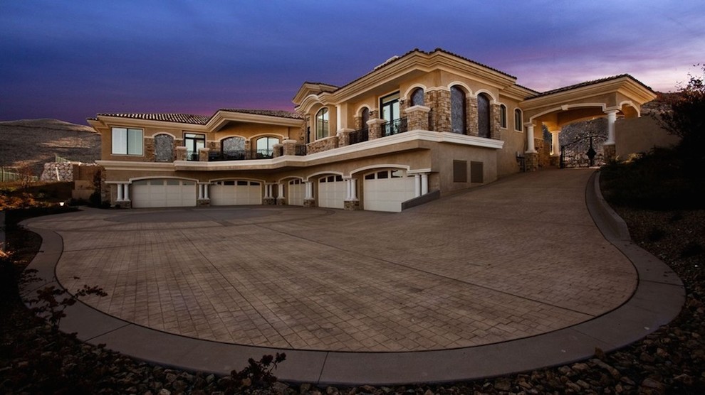 Geräumiges, Dreistöckiges Mediterranes Haus mit Putzfassade und beiger Fassadenfarbe in Las Vegas