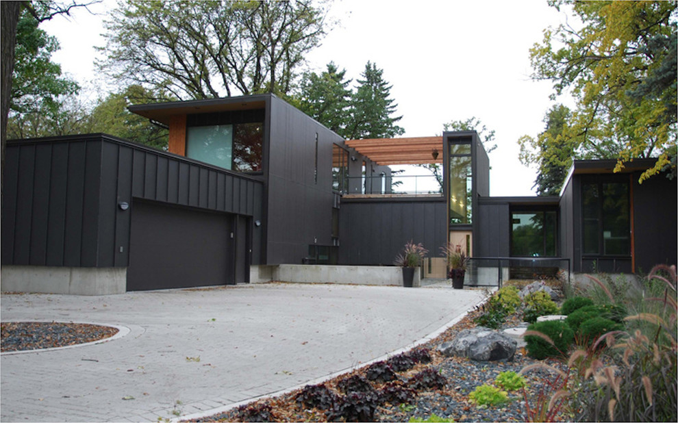 Свежая идея для дизайна: большой, двухэтажный, черный частный загородный дом в стиле модернизм с комбинированной облицовкой и плоской крышей - отличное фото интерьера