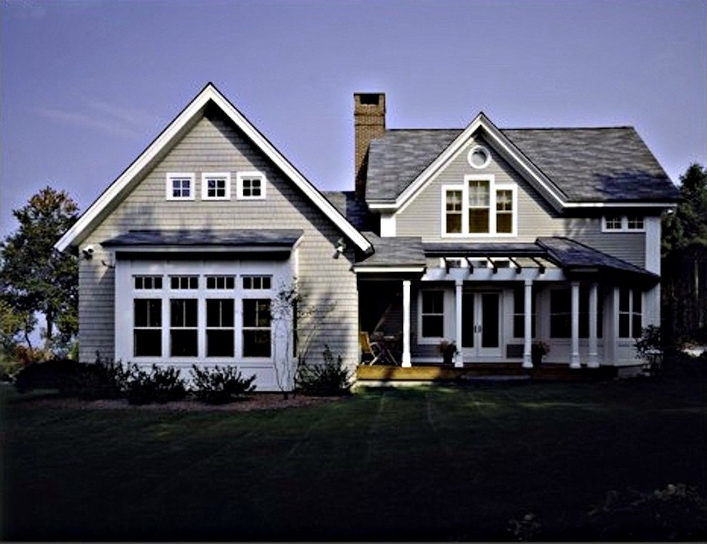 Imagen de fachada de casa gris campestre grande de dos plantas con revestimiento de madera, tejado a dos aguas y tejado de teja de madera