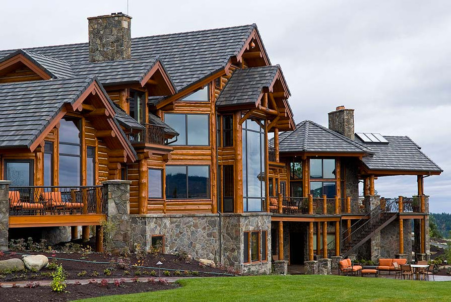 Свежая идея для дизайна: двухэтажный, деревянный, коричневый частный загородный дом среднего размера в стиле кантри с двускатной крышей и крышей из гибкой черепицы - отличное фото интерьера