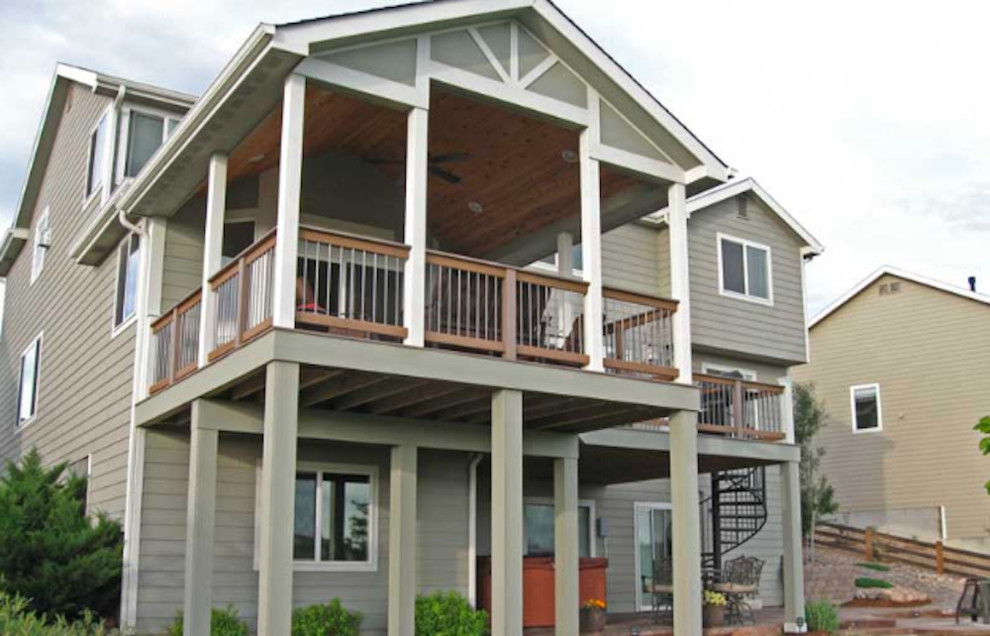 Cette image montre une grande façade de maison grise traditionnelle en bois à un étage avec un toit à deux pans.