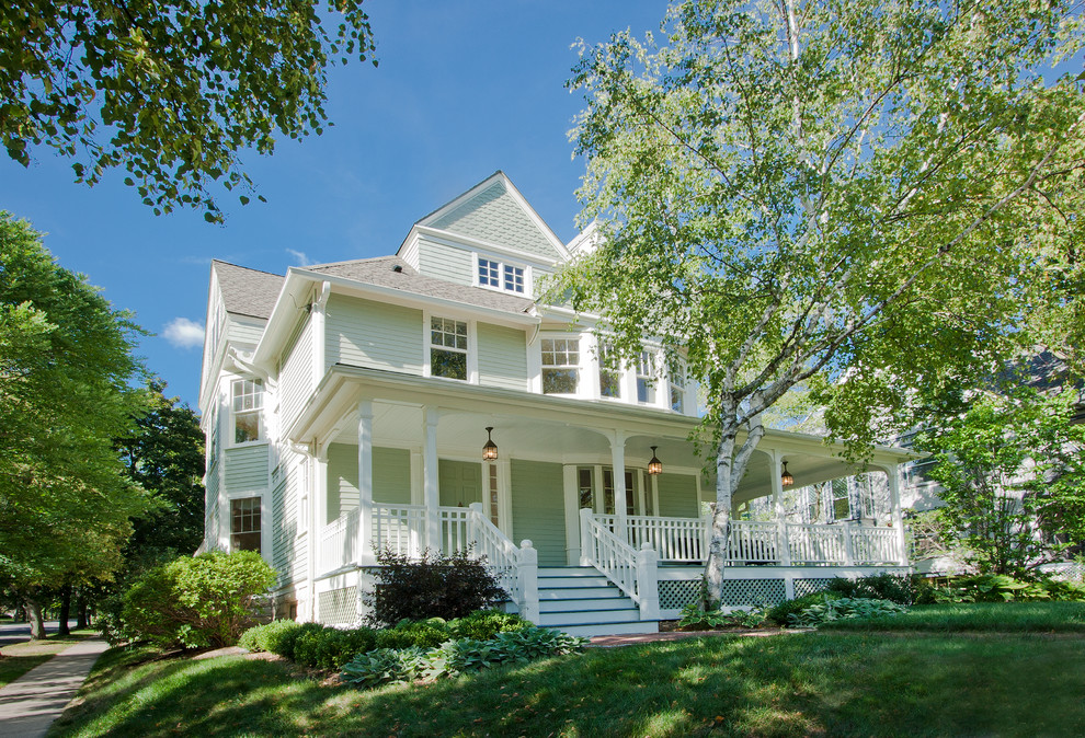 Источник вдохновения для домашнего уюта: большой, двухэтажный, зеленый дом в викторианском стиле с облицовкой из винила