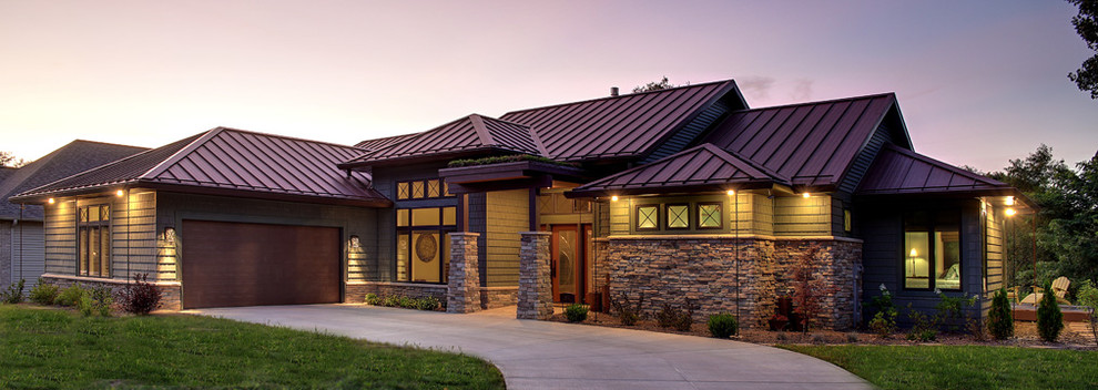 Mittelgroßes, Einstöckiges Rustikales Einfamilienhaus mit Mix-Fassade, grauer Fassadenfarbe, Satteldach und Blechdach in Sonstige