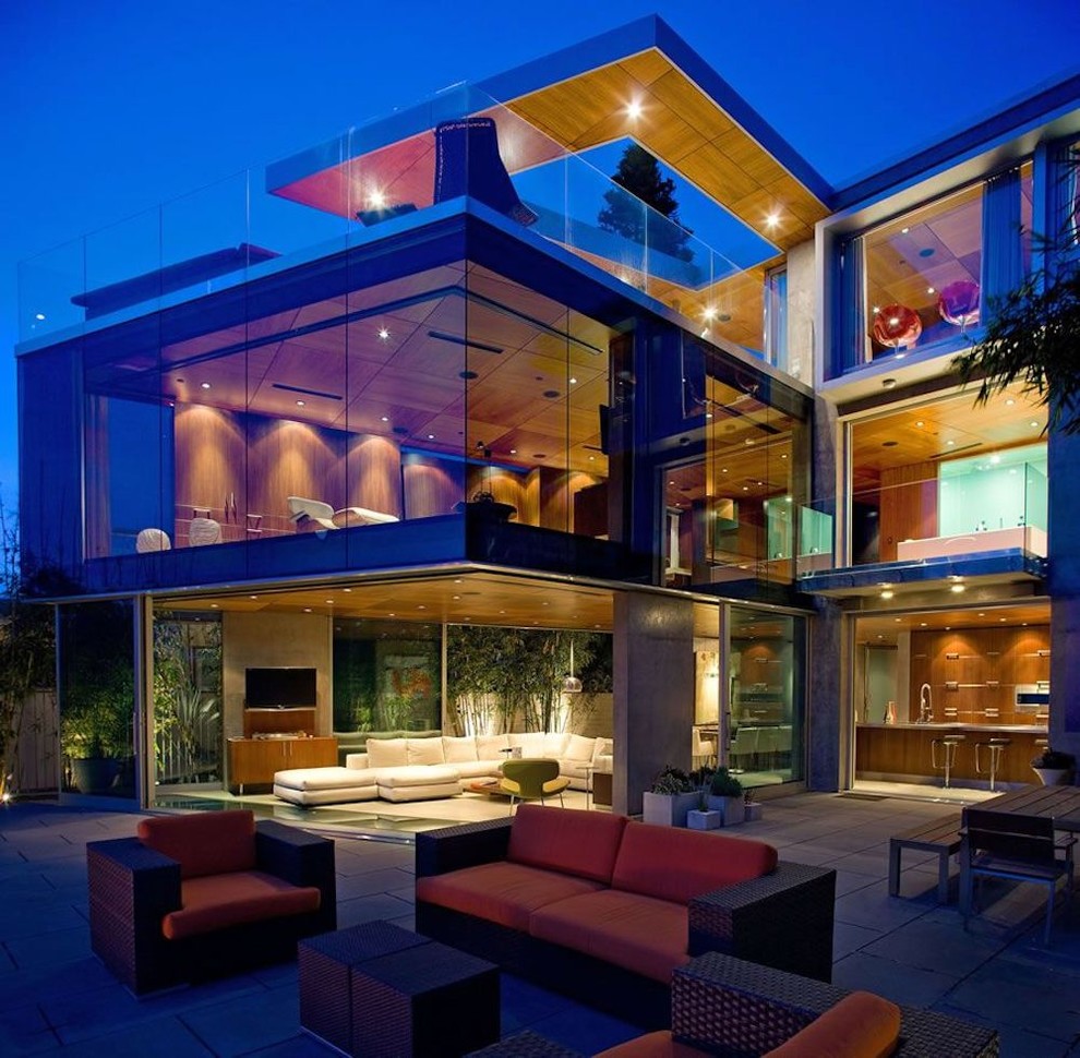 На фото: огромный, трехэтажный, стеклянный дом в стиле модернизм с