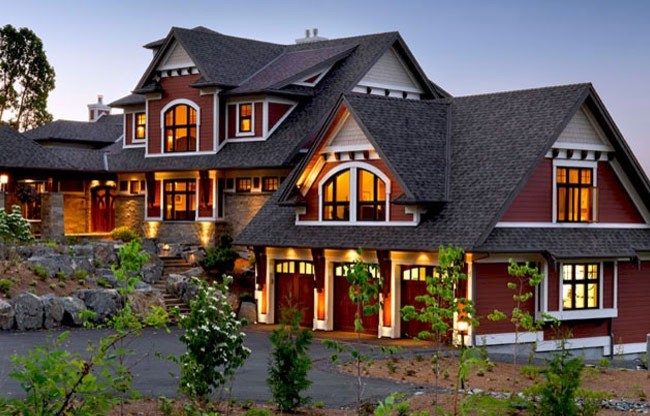 Modelo de fachada de casa roja de estilo americano grande de tres plantas con revestimiento de madera, tejado a dos aguas y tejado de teja de madera