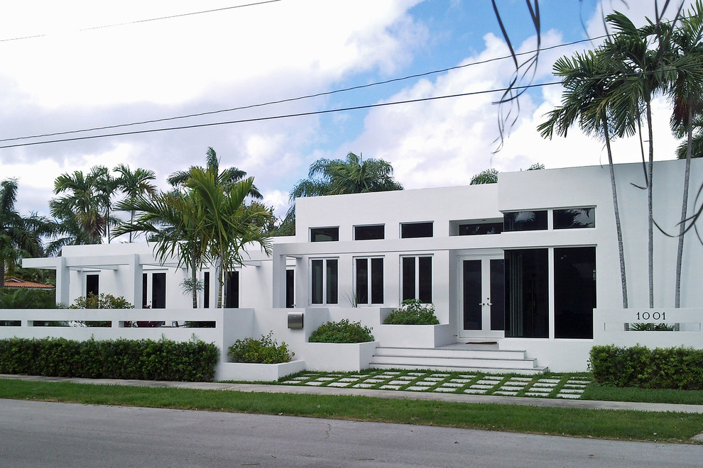 Large and white modern bungalow render detached house in Miami with a flat roof.