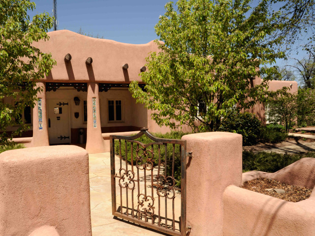 Mittelgroßes, Einstöckiges Mediterranes Haus mit Lehmfassade und beiger Fassadenfarbe in Albuquerque