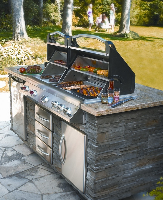 Outdoor BBQ kitchens House Exterior Toronto by Friendly Fires