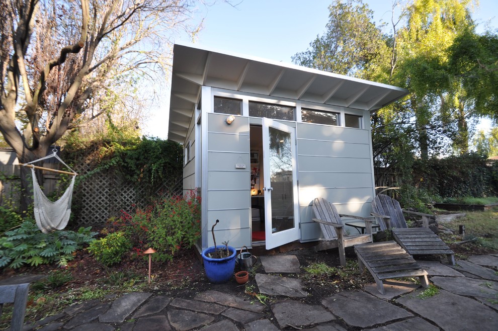 Пример оригинального дизайна: маленький, одноэтажный дом в современном стиле с облицовкой из ЦСП для на участке и в саду