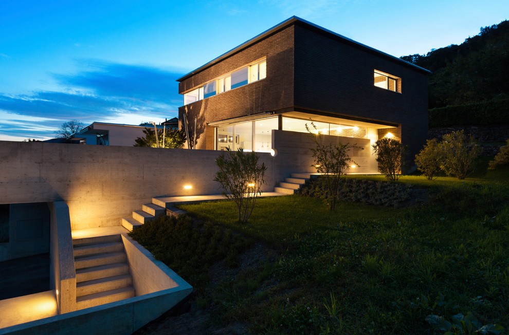 Свежая идея для дизайна: двухэтажный, кирпичный, коричневый частный загородный дом в современном стиле с плоской крышей - отличное фото интерьера