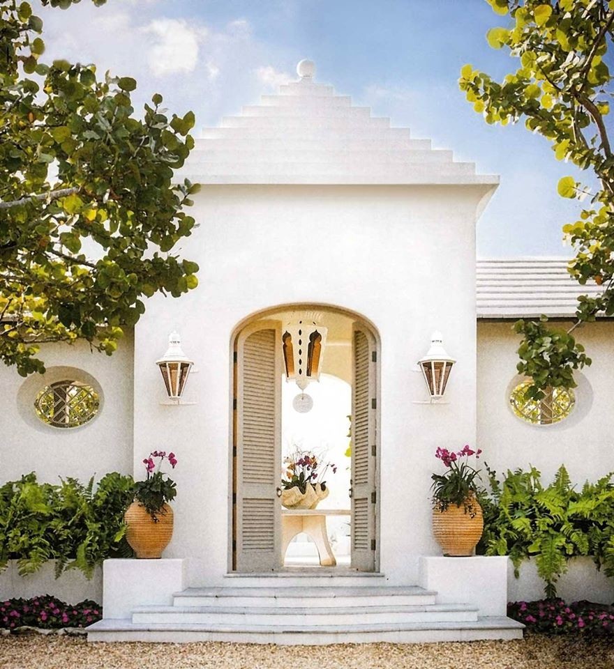 Mittelgroßes, Einstöckiges Mediterranes Haus mit Putzfassade und weißer Fassadenfarbe in Miami