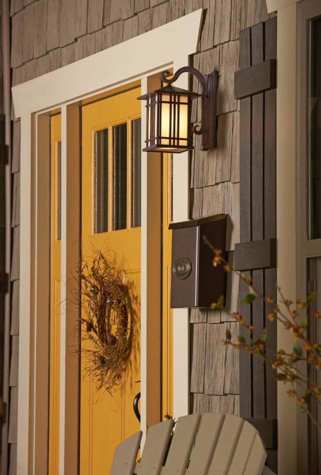 Foto della facciata di una casa marrone classica con rivestimento in legno