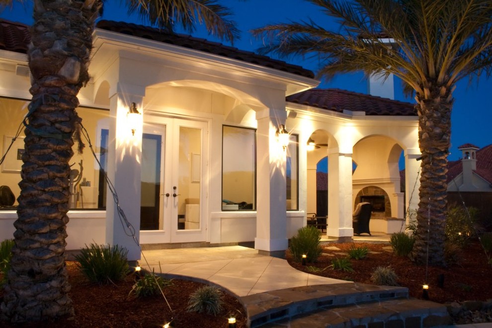 Einstöckiges Mediterranes Haus mit Putzfassade und weißer Fassadenfarbe in Houston