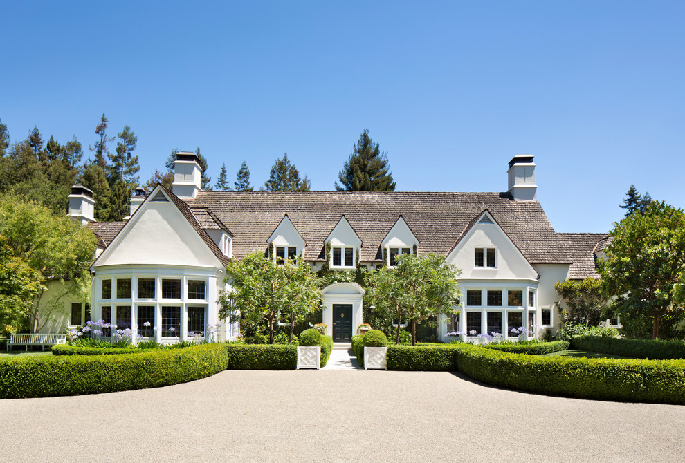 Exemple d'une très grande façade de maison chic.