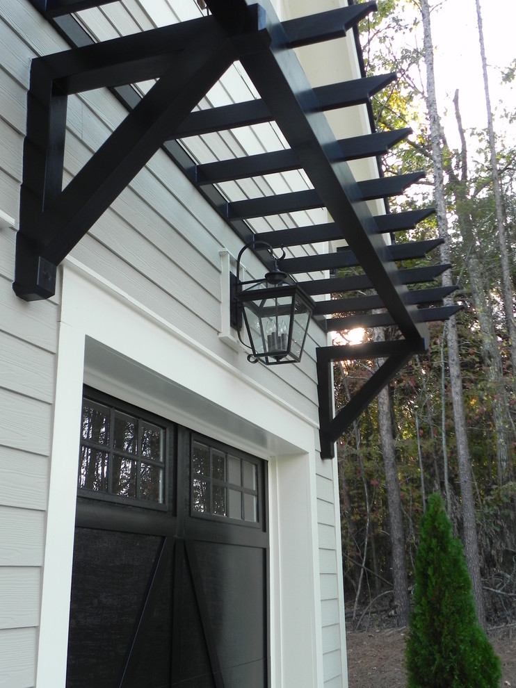 Mittelgroßes, Zweistöckiges Country Einfamilienhaus mit Vinylfassade, grauer Fassadenfarbe, Satteldach und Schindeldach in Charlotte