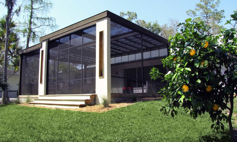 Diseño de fachada minimalista de tamaño medio de una planta con revestimiento de vidrio