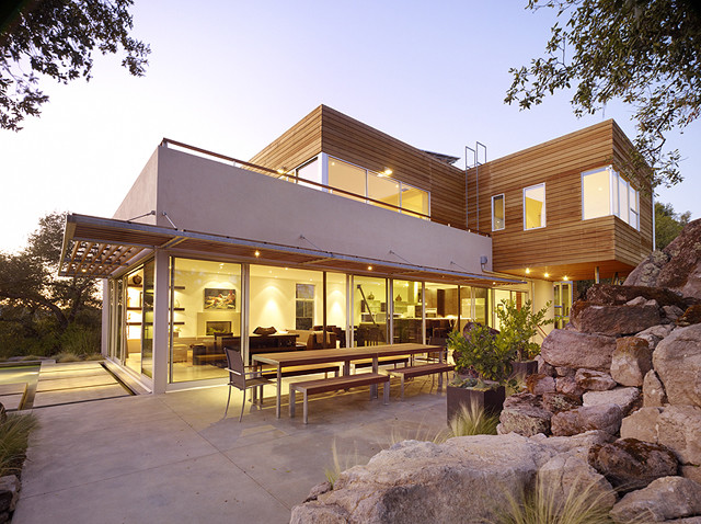 Inspiration pour une grande façade de maison minimaliste à un étage avec un toit plat.