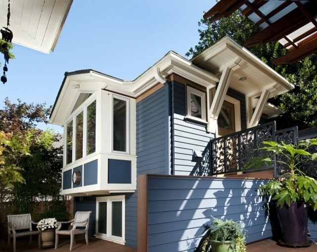 Immagine della facciata di una casa blu american style a due piani