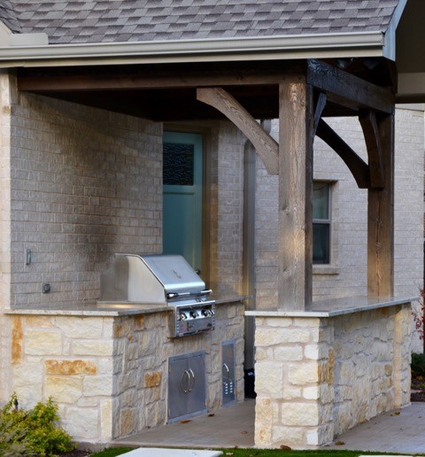 ダラスにある高級な小さなトランジショナルスタイルのおしゃれな家の外観 (石材サイディング) の写真