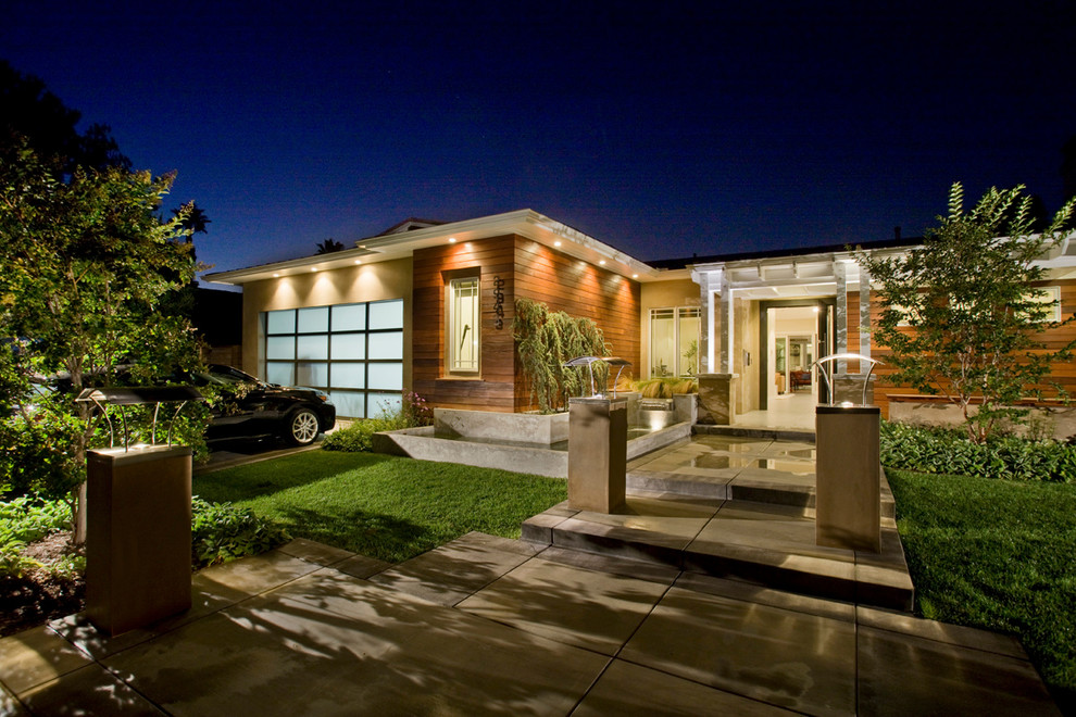 Medium sized and brown contemporary bungalow detached house in Los Angeles with wood cladding and a flat roof.