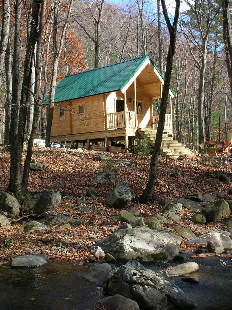 Idées déco pour une façade de maison montagne en bois à niveaux décalés.