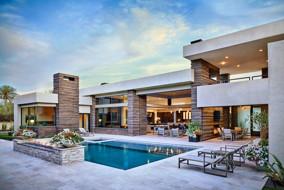 Großes, Zweistöckiges Modernes Einfamilienhaus mit Putzfassade, beiger Fassadenfarbe und Flachdach in Phoenix